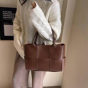 NEW UNISHE women's versatile woven large-capacity niche shoulder bag in coffee